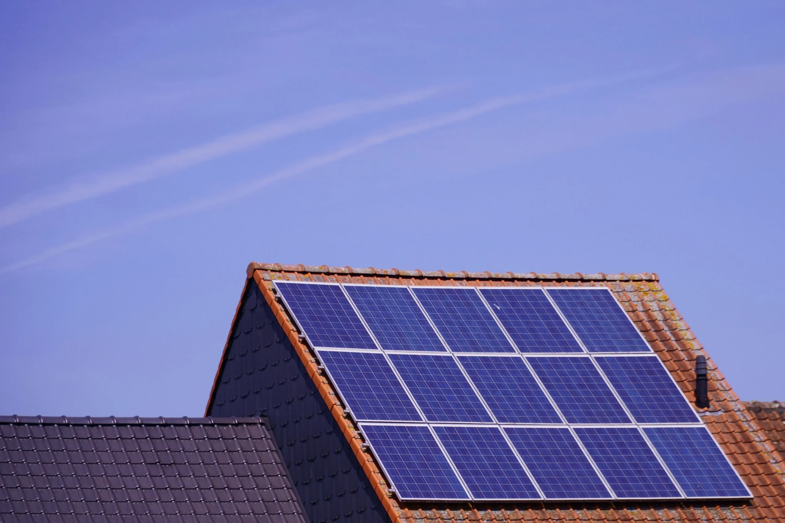 Modern Suburban home in US with high-efficiency solar panels installed on the roof.